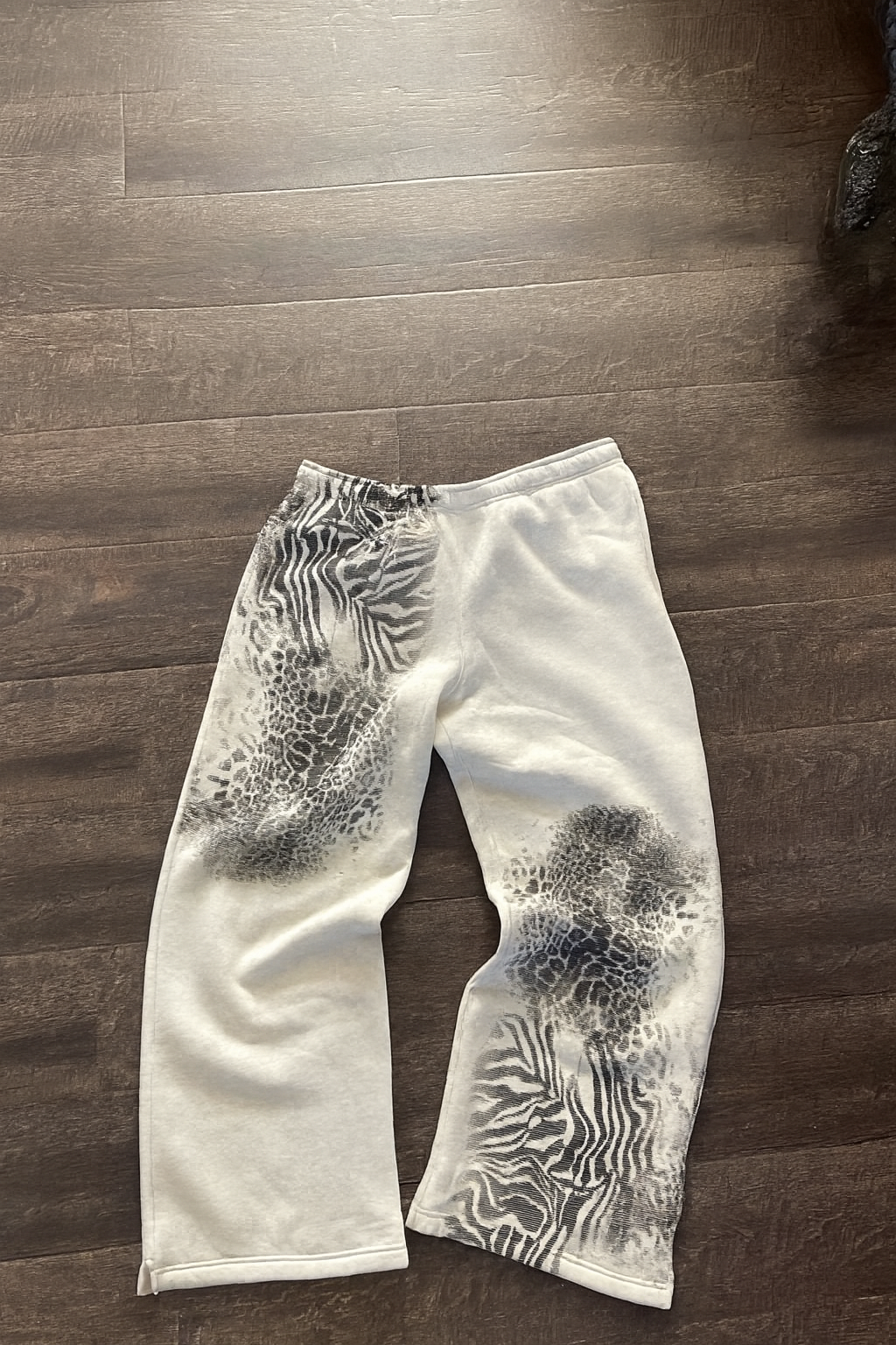 SNOW LEOPARD SWEATPANTS